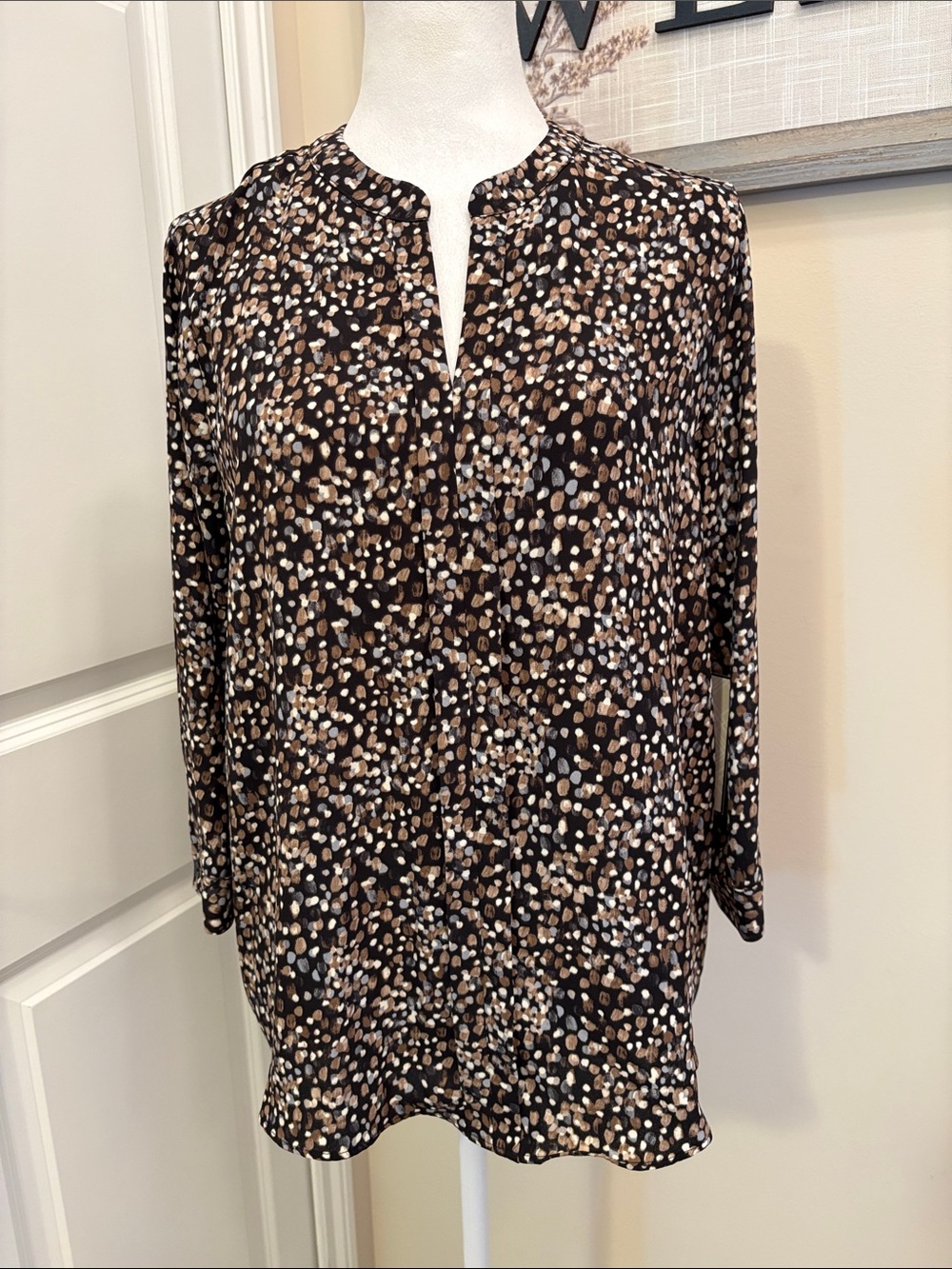 NWT Dana Buchman Split-Neck Blouse with Brown and Cream Dots Medium 3/4 sleeves - Picture 2 of 14
